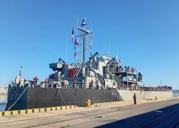 Buque de la Armada de México atracando en el puerto de La Habana con ayuda humanitaria