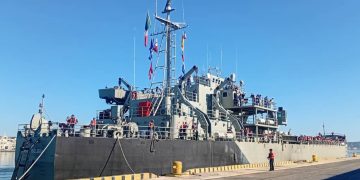 Buque de la Armada de México atracando en el puerto de La Habana con ayuda humanitaria