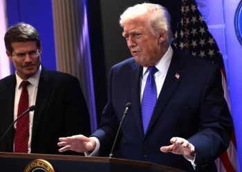 Donald Trump hablando desde el podio de la Casa Blanca tras el fallo judicial sobre los aranceles