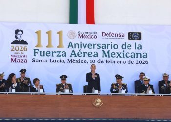 Presidenta Claudia Sheinbaum y gobernadora Delfina Gómez en el 111 Aniversario de la Fuerza Aérea Mexicana