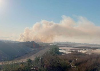 Humo negro cubriendo la zona oriente de Nezahualcóyotl debido a incendio en pastizales del Bordo Poniente