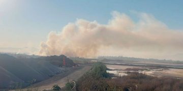 Humo negro cubriendo la zona oriente de Nezahualcóyotl debido a incendio en pastizales del Bordo Poniente