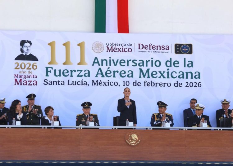 Presidenta Claudia Sheinbaum y gobernadora Delfina Gómez en el 111 Aniversario de la Fuerza Aérea Mexicana