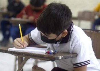 Personal escolar realiza filtro sanitario en la entrada de una escuela del Estado de México