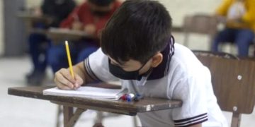 Personal escolar realiza filtro sanitario en la entrada de una escuela del Estado de México