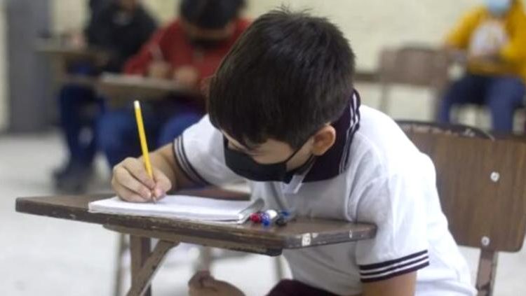 Personal escolar realiza filtro sanitario en la entrada de una escuela del Estado de México
