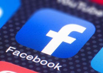 Expertos debaten el papel de gobiernos y plataformas ante la adicción a redes sociales