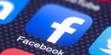 Expertos debaten el papel de gobiernos y plataformas ante la adicción a redes sociales