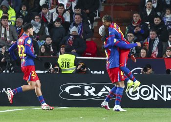 El defensa del Barcelona Ronald Araújo (c) celebra con Lamine Yamal (d) tras marcar el segundo