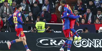 El defensa del Barcelona Ronald Araújo (c) celebra con Lamine Yamal (d) tras marcar el segundo