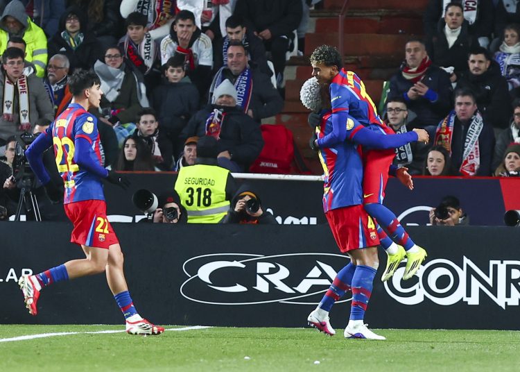 El defensa del Barcelona Ronald Araújo (c) celebra con Lamine Yamal (d) tras marcar el segundo