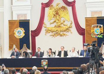 Rector Leonardo Lomelí y Clara Brugada en la inauguración de la 47 Feria Internacional del Libro en el Palacio de Minería