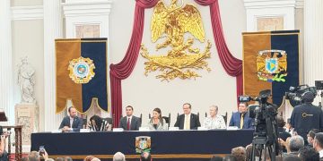 Rector Leonardo Lomelí y Clara Brugada en la inauguración de la 47 Feria Internacional del Libro en el Palacio de Minería