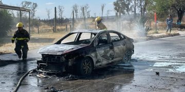 Restos de vehículos incendiados tras los bloqueos registrados en carreteras estatales