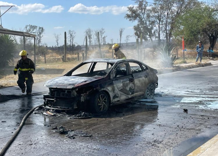 Restos de vehículos incendiados tras los bloqueos registrados en carreteras estatales