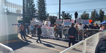 Productores agrícolas manifestándose afuera de la zona militar en Irapuato durante la mañanera de Claudia Sheinbaum