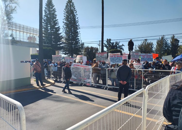 Productores agrícolas manifestándose afuera de la zona militar en Irapuato durante la mañanera de Claudia Sheinbaum