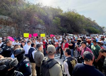 Manifestantes bloquean la Autopista del Sol a la altura de Tierra Colorada