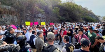 Manifestantes bloquean la Autopista del Sol a la altura de Tierra Colorada
