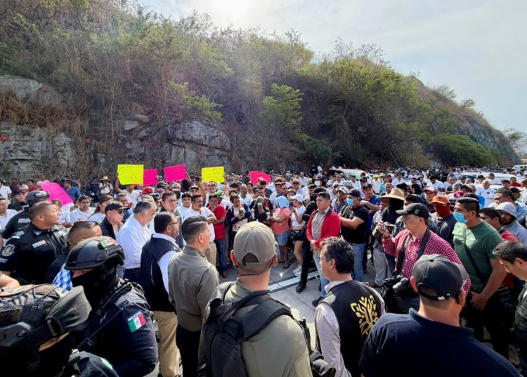 Manifestantes bloquean la Autopista del Sol a la altura de Tierra Colorada