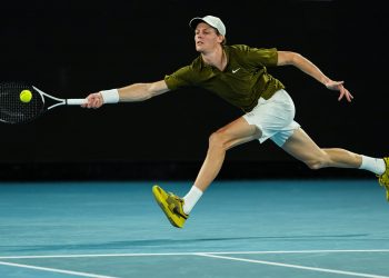 Sinner camina en Doha