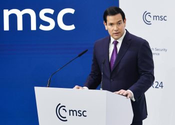 Marco Rubio emitiendo su discurso ante la audiencia de la Conferencia de Seguridad de Múnich