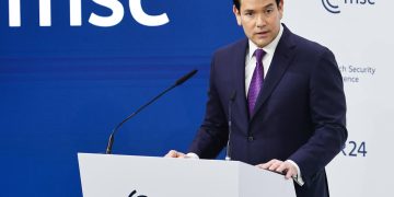 Marco Rubio emitiendo su discurso ante la audiencia de la Conferencia de Seguridad de Múnich