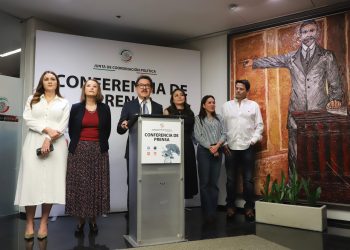 Ignacio Mier, coordinador de Morena en el Senado, durante conferencia de prensa