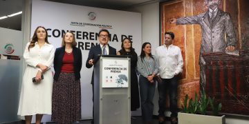 Ignacio Mier, coordinador de Morena en el Senado, durante conferencia de prensa