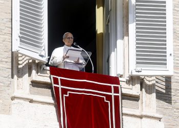El papa León XIV bendiciendo a la multitud desde el Palacio Apostólico en la Ciudad del Vaticano
