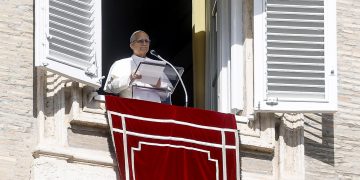 El papa León XIV bendiciendo a la multitud desde el Palacio Apostólico en la Ciudad del Vaticano