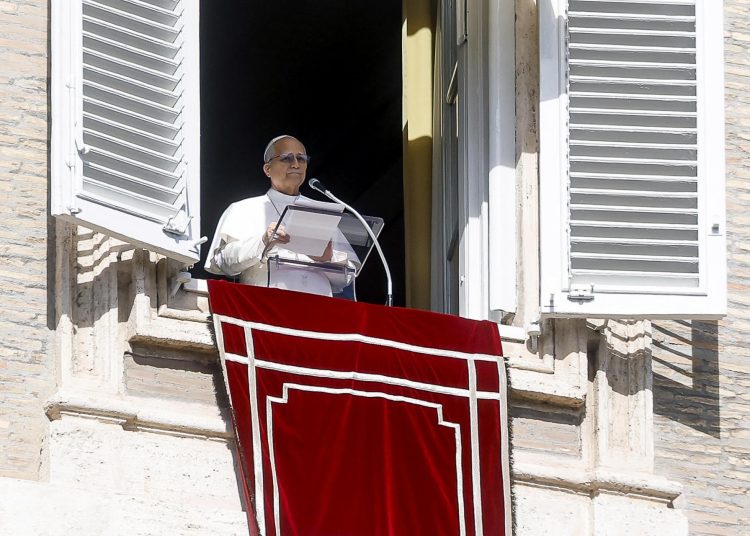 El papa León XIV bendiciendo a la multitud desde el Palacio Apostólico en la Ciudad del Vaticano