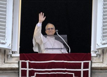 El papa León XIV asomado a la ventana del Palacio Apostólico durante el Ángelus dominical