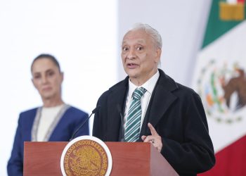 Víctor Rodríguez Padilla y Claudia Sheinbaum en conferencia de prensa hablando sobre Pemex y Cuba