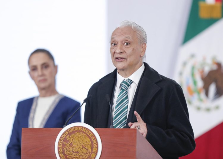 Víctor Rodríguez Padilla y Claudia Sheinbaum en conferencia de prensa hablando sobre Pemex y Cuba