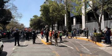 Elementos de seguridad evacuaron un edificio del Poder Judicial en Insurgentes Sur tras una amenaza de bomba