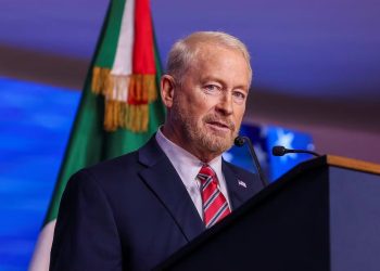 Embajador de Estados Unidos, Ronald Johnson, durante un mensaje oficial