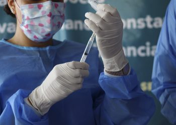 Personal de salud aplicando vacuna contra el sarampión en un módulo de la Ciudad de México