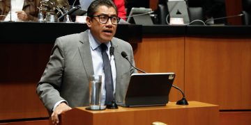 Saúl Monreal en el Senado de la República durante una sesión legislativa