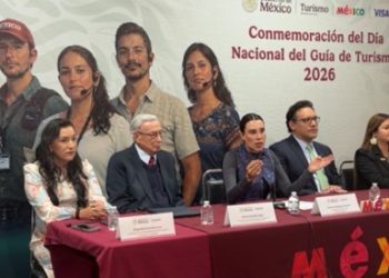 Secretaria de Turismo Josefina Rodríguez Zamora anunciando apoyos para guías de turistas