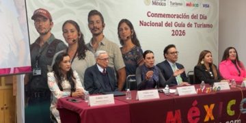 Secretaria de Turismo Josefina Rodríguez Zamora anunciando apoyos para guías de turistas