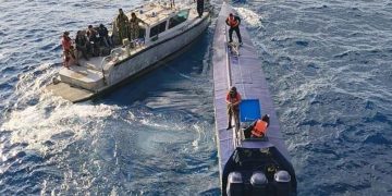 Elementos de la Armada de México resguardando el semisumergible asegurado con cargamento de droga en Manzanillo