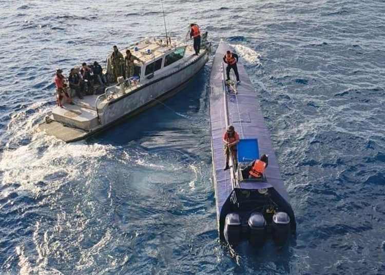 Elementos de la Armada de México resguardando el semisumergible asegurado con cargamento de droga en Manzanillo