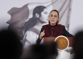 Claudia Sheinbaum durante la presentación de la reforma contra pensiones millonarias en Palacio Nacional