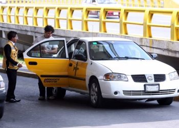 A meses del Mundial, taxistas denuncian que autoridades del AICM buscan retirarlos de los puntos de venta