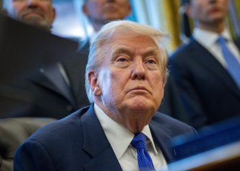 Donald Trump en el Despacho Oval hablando sobre las negociaciones con Cuba y el embargo petrolero