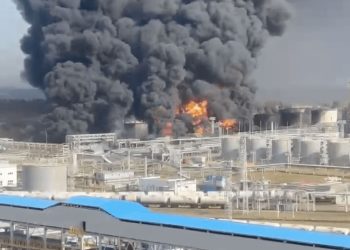 Ucrania ataca refinería de Lukoil en Komi, Rusia