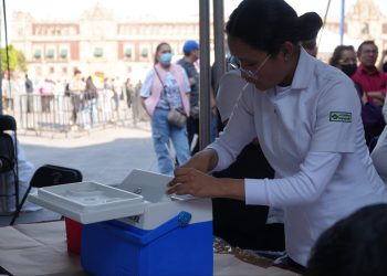 Personal de salud aplicando vacuna contra el sarampión en un macrocentro de la Ciudad de México