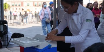Personal de salud aplicando vacuna contra el sarampión en un macrocentro de la Ciudad de México