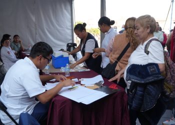 Vacunación contra el sarampión en CDMX: Largas filas y sedes saturadas